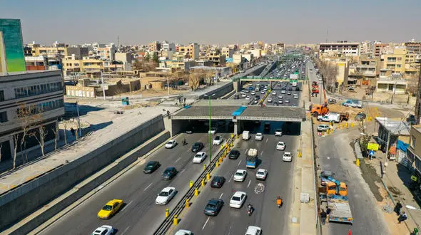 ارتفاع بار غیرمجاز تریلی در پل صاحب روضات اصفهان حادثه آفرید!