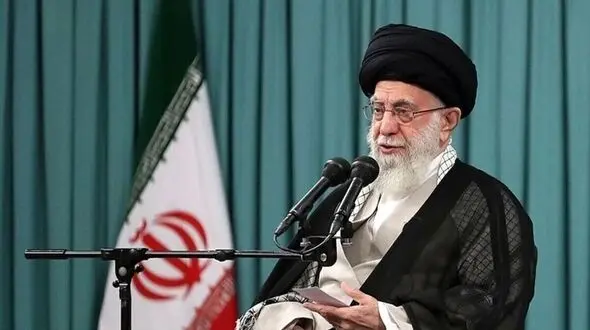 عکس/ گریم تاریخی علیرضا مهران در نقش رهبری انقلاب در سریال معمای شاه