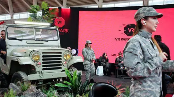  عکسی از زنان بی حجاب در نمایشگاه تهران ! / آنها عروسک هستند یا واقعی ! 