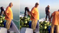 دو ماهیگیر در اتفاقی نادر ، از دریا هندوانه صید کردند !+فیلم