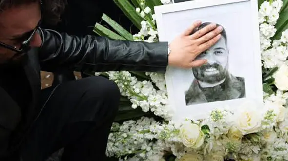 فیلم حضور بازیگران و سلبریتی ها در مراسم ختم حمید هیراد / از ضجه های راغب تا گریه های نعیمه نظام دوست