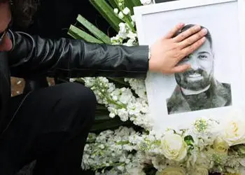 فیلم حضور بازیگران و سلبریتی ها در مراسم ختم حمید هیراد / از ضجه های راغب تا گریه های نعیمه نظام دوست