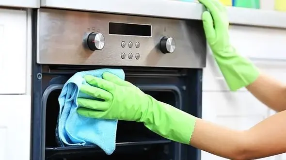 ۶ ترفند ساده برای تمیز کردن اجاق‌گاز