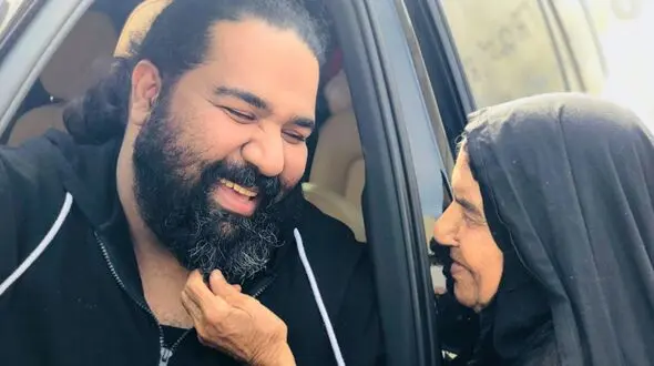 ویدیویی که رضا صادقی با انتشار آن خبر از فوت مادربزرگش داد+ویدئو/ آخ که چقد حیاط خونه‌شون ساده و دوست داشتنیه