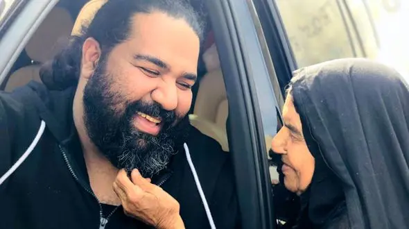 ویدیویی که رضا صادقی با انتشار آن خبر از فوت مادربزرگش داد+ویدئو/ آخ که چقد حیاط خونه‌شون ساده و دوست داشتنیه