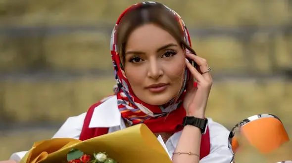 چیدمان ساده و شیک میز تولد نیلوفر پارسا، بیتای سریال آوای باران با کیک تولد خوشگل و کاراملی