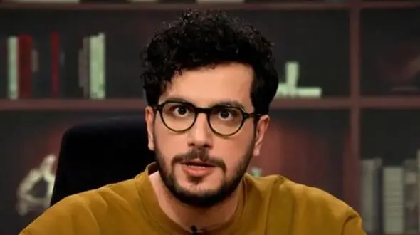 فیلم/  تیکه سنگین امیرحسین قیاسی به روحانی و ظریف با توضیح مکانیسم ماشه / مبصر کلاس رفت با مبصر کلاس بغلی مذاکره کرد... !