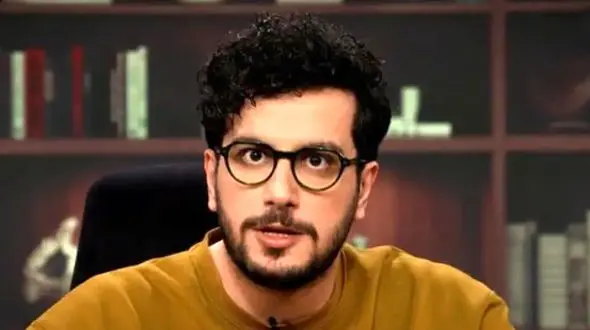 فیلم/  تیکه سنگین امیرحسین قیاسی به روحانی و ظریف با توضیح مکانیسم ماشه / مبصر کلاس رفت با مبصر کلاس بغلی مذاکره کرد... !