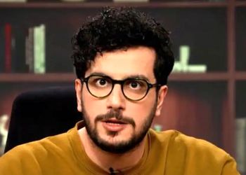 فیلم/  تیکه سنگین امیرحسین قیاسی به روحانی و ظریف با توضیح مکانیسم ماشه / مبصر کلاس رفت با مبصر کلاس بغلی مذاکره کرد... !