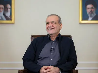 فیلم/ نگاهی به خانه و محله‌ی مادری دکتر مسعود پزشکیان در محله دوقوز پله ارومیه/حیاطی با صفا و پر از درخت انگور و ماشین معمولی در حیاط