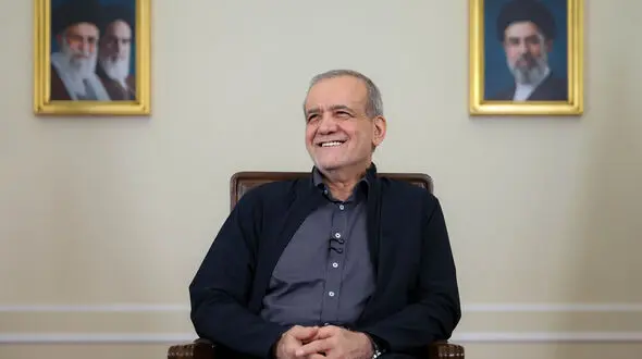 فیلم/ نگاهی به خانه و محله‌ی مادری دکتر مسعود پزشکیان در محله دوقوز پله ارومیه/حیاطی با صفا و پر از درخت انگور و ماشین معمولی در حیاط