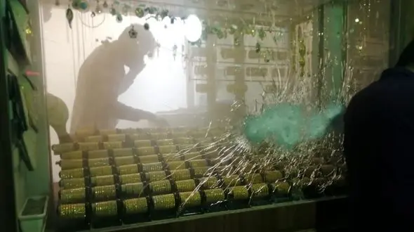 عکس شیشه ای که دزدان طلافروشی را مات کرد ! / در حاجی آباد هرمزگان رخ داد