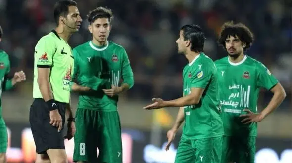 فیلم حمله حادثه‌ساز به ماشین داور مسابقه شمس‌آذر و پرسپولیس