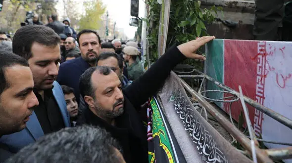 حضور وزیر اقتصاد در مراسم تشییع پیکر مطهر شهدای گمنام