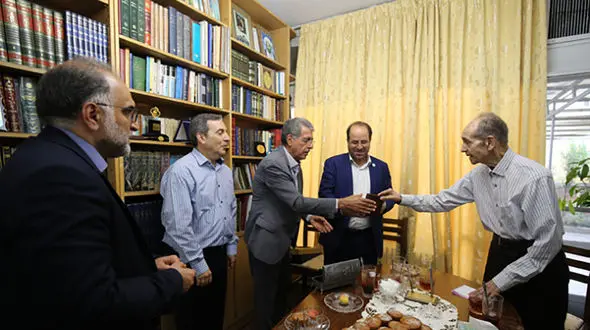 رئیس دانشگاه تهران از چهره ماندگار ایران تجلیل کرد / استاد جلیل تجلیل کیست؟