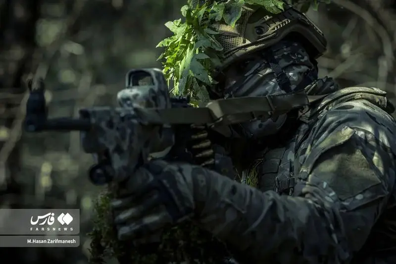 تمرین و آموزش های تخصصی رزم در جنگل توسط بسیجیان یگان ویژه فاتحین تهران بزرگ در جنگل‌های شمال کشور