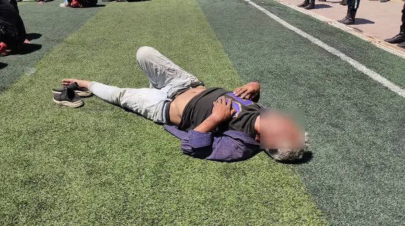  ببینید / حضور یک معتاد وسط خیابان به قصد خودکشی؟! 