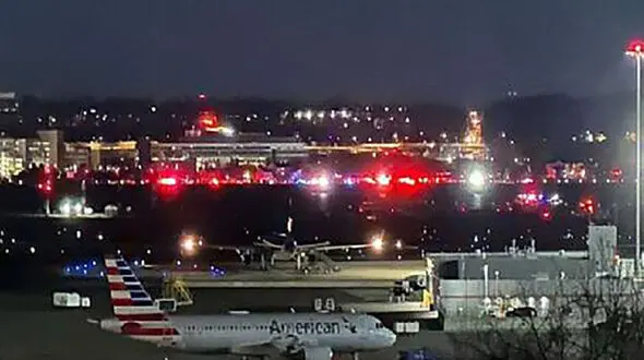 سقوط مرگبار هواپیمای آمریکایی / 70 نفر در آب منجمد افتادند