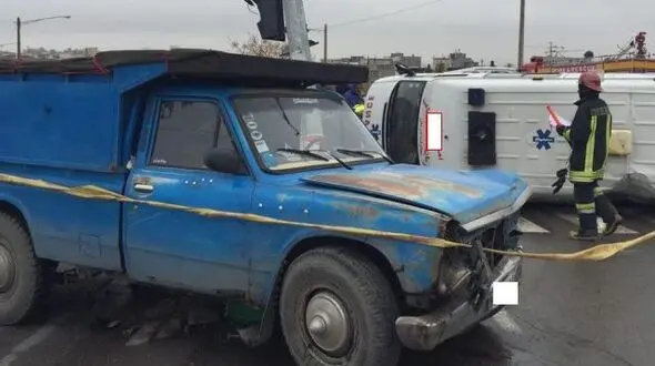 حادثه خونین برای آمولانسی با 4 سرنشین در چهارراه سپاه + عکس 