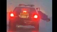 ببینید / فرار بی‌ثمر یک سارق از ماشین پلیس وسط اتوبانی در کالیفرنیا + فیلم