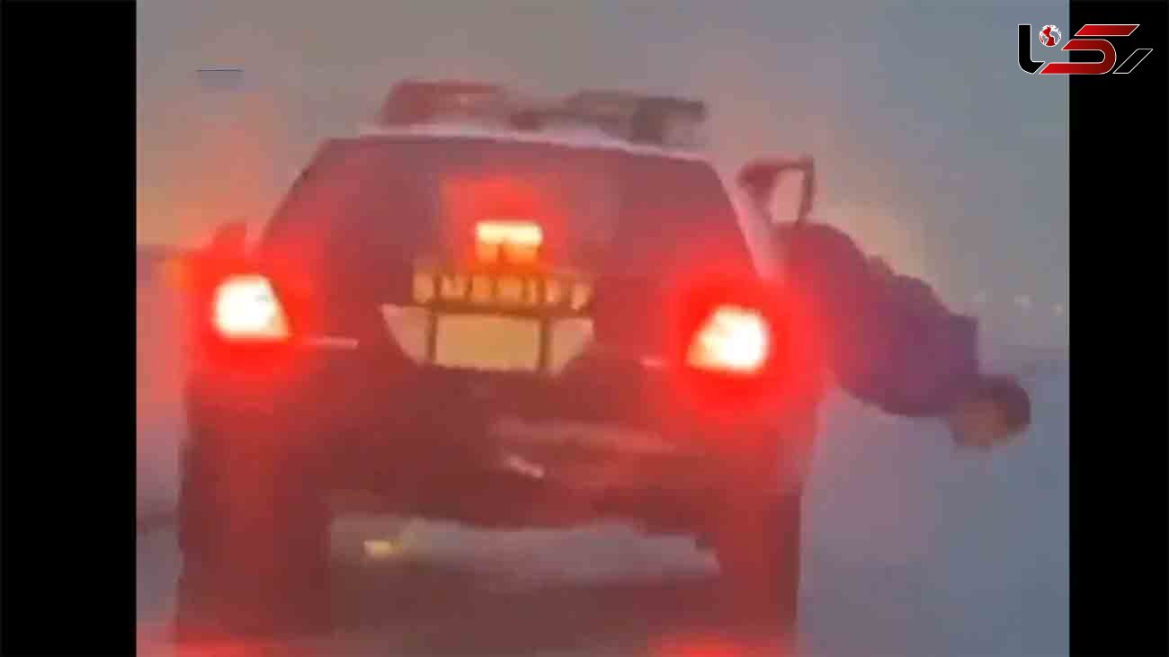 ببینید / فرار بی‌ثمر یک سارق از ماشین پلیس وسط اتوبانی در کالیفرنیا + فیلم