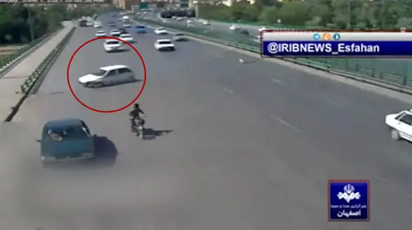 فیلم شوکه کننده از لحظه سقوط پراید از روی پل / در اصفهان رخ داد 