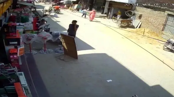 حمله گاو به یک مرد در خیابان + فیلم