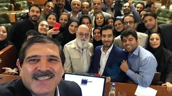 آقای سلفی با آخرین عکس سلفی اش از شورای شهر تهران خداحافظی کرد + عکس