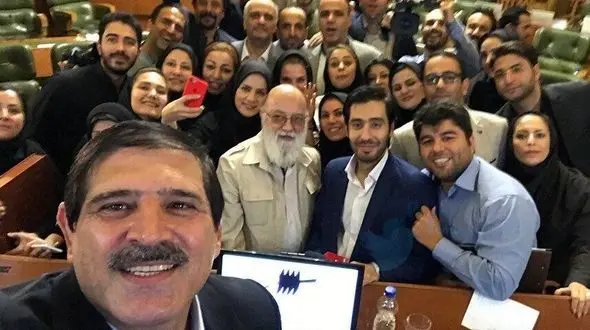 آقای سلفی با آخرین عکس سلفی اش از شورای شهر تهران خداحافظی کرد + عکس