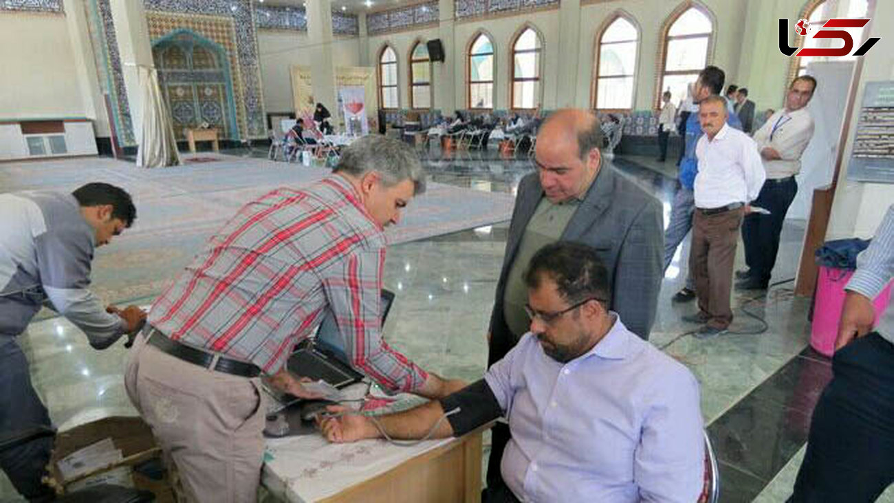 تصویر مدیر عامل بهشت زهرا(س) در حال اهداء خون