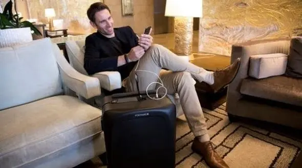 این چمدان هوشمند به دنبال صاحب خود حرکت می کند