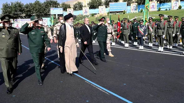 چالش بزرگ حضور بدل رهبر انقلاب در مراسم دانشکده افسری ! + فیلم رهبری بدل دارد ؟!