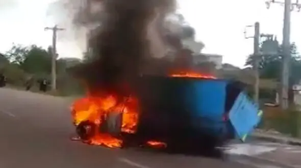  انفجار وانت نیسان در آزاد راه همدان/راننده در آتش سوخت