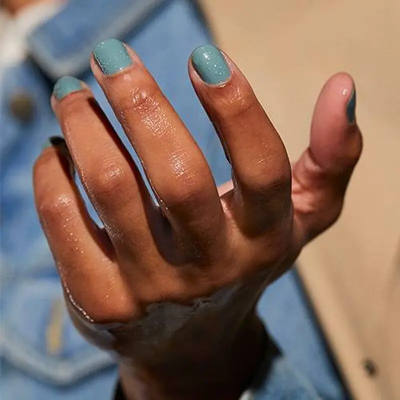 رنگ ناخن سال ۱۴۰۲ و ۱۴۰۳  رنگ سبز آبی