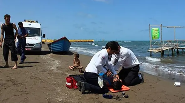 نجات مردی از حادثه غرق شدگی در چمخاله