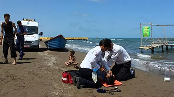 نجات مردی از حادثه غرق شدگی در چمخاله