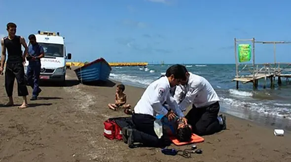 نجات مردی از حادثه غرق شدگی در چمخاله