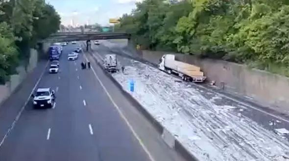 فیلم تصادف تریلی پر از شیشه سس در اتوبان!