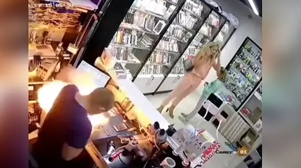 موبایل جلوی چشم صاحبش منفجر شد+ فیلم 