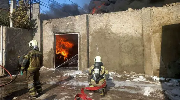 فیلم آتش سوزی هولناک در یک کارگاه مواد شیمیایی در جاده‌ تهران - ساوه  
