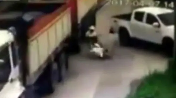 لحظه دردناک زیرگرفتن سر موتورسوار توسط تریلی + فیلم