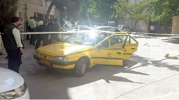 عکس های صحنه تیرباران زن مشهدی داخل تاکسی زرد رنگ توسط شوهرش / با فرار راننده قاتل خودش را هم خلاص کرد 