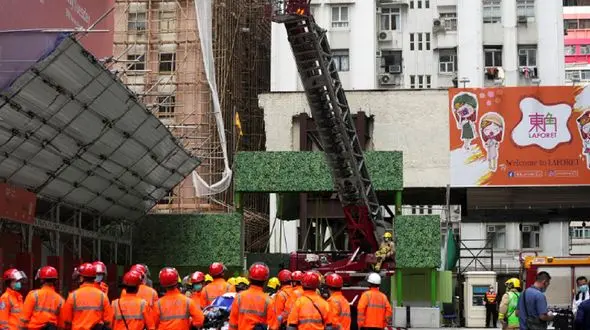 فرار 300 زن و مرد به پشت بام آسمان خراش در ترس آتش + فیلم 