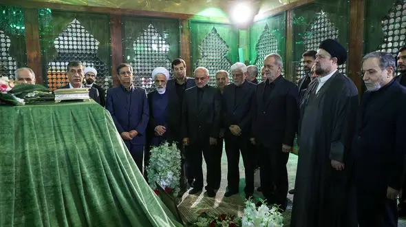 فاتحه خوانی پزشکیان بر سر مزار آیت‌الله هاشمی