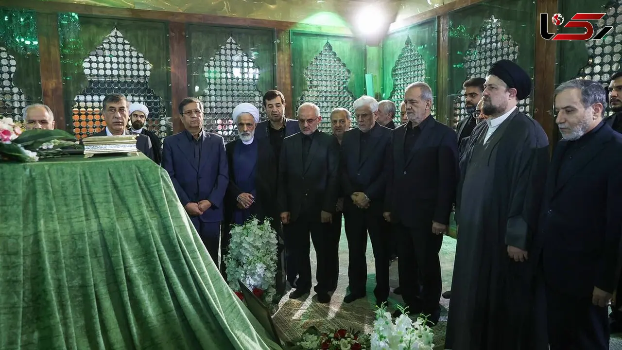 فاتحه خوانی پزشکیان بر سر مزار آیت‌الله هاشمی