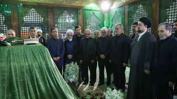 فاتحه خوانی پزشکیان بر سر مزار آیت‌الله هاشمی