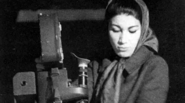 عکس / نوشته سنگ مزار خانه ابدی فروغ فرخزاد به قلم خودش... / من از نهایت شب حرف می زنم / من از نهایت تاریکی ...