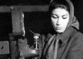 عکس / نوشته سنگ مزار خانه ابدی فروغ فرخزاد به قلم خودش... / من از نهایت شب حرف می زنم / من از نهایت تاریکی ...