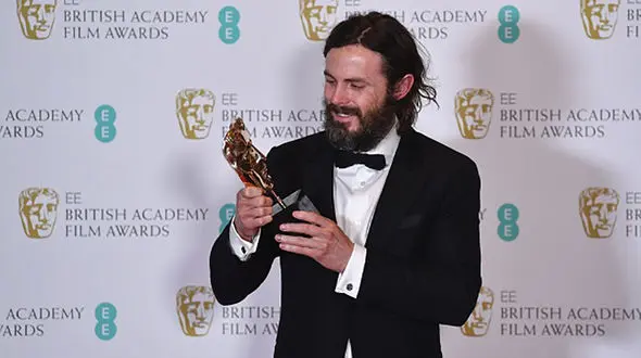 بازیگر معروف جایزه بفتای بهترین نقش اول مرد را گرفت+ عکس 