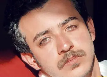 فیلم/نگاهی به چیدمان منزل  علی شادمان با دکوراسیون مینیمال و جزئیات کلاسیک/ فرش دستبافت هریس و ماشینی موزائیکی، میز ناهارخوری 8 نفره، مبلمان چرمی 